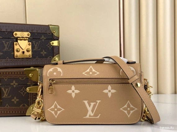 LOUIS EAST POCHETTE METIS VUITTON WEST 0131